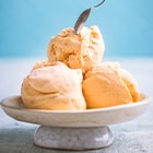 Жёлтое мороженное в тарелке