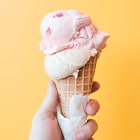 Мороженное в руке