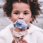 Ребенок ест мороженное