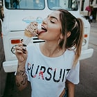 Девушка ест мороженное